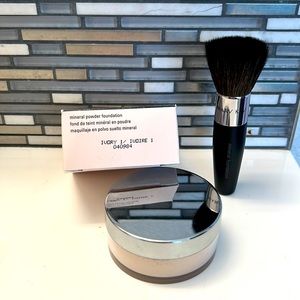 NWT Ivory 1 Mineral Powder Foundation W/brush